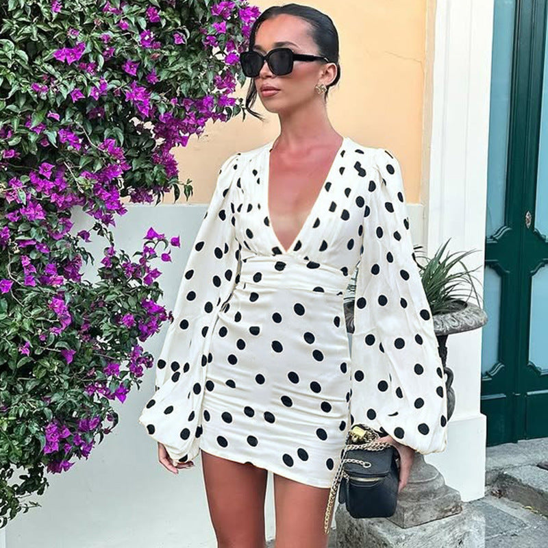 Kjole med V-udskæring, trompetærmer, bodycon-pasform og prikket print – specialdesignet