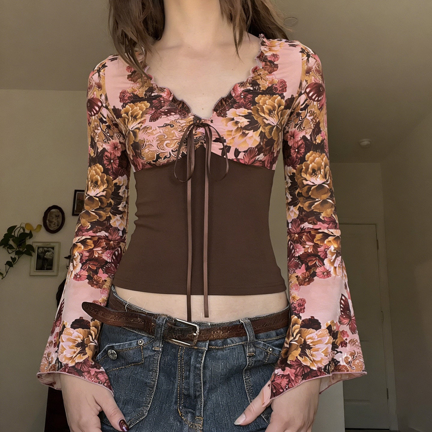 Blomstret sommerfugleprint V-udskæring snøre langærmet T-shirt