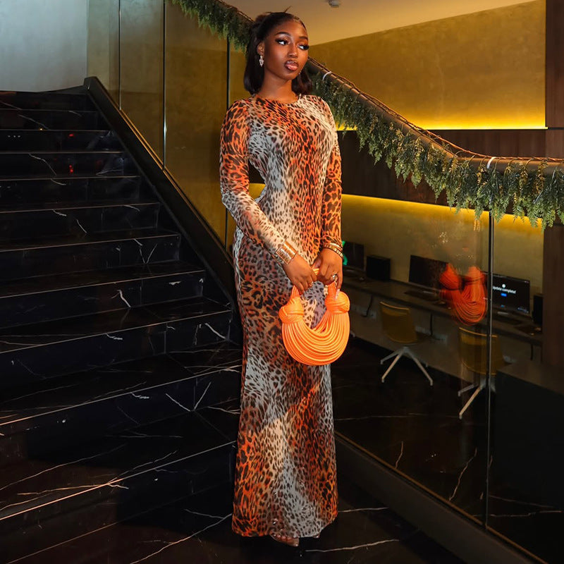 Elegant Close-fitting Dress With A Round Neck And Long Sleeves