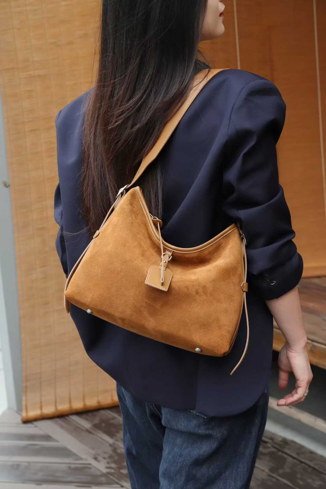 Womens Large-Capacity Simple Leather Commuter Shoulder Bag