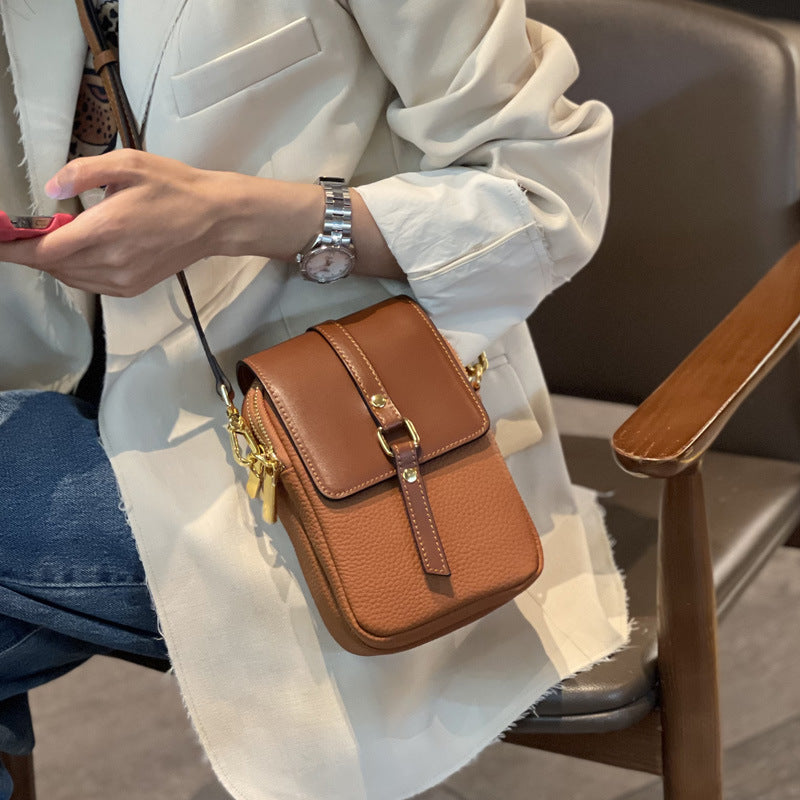 Mobiltaske i retro okselæder med diagonal skulderrem