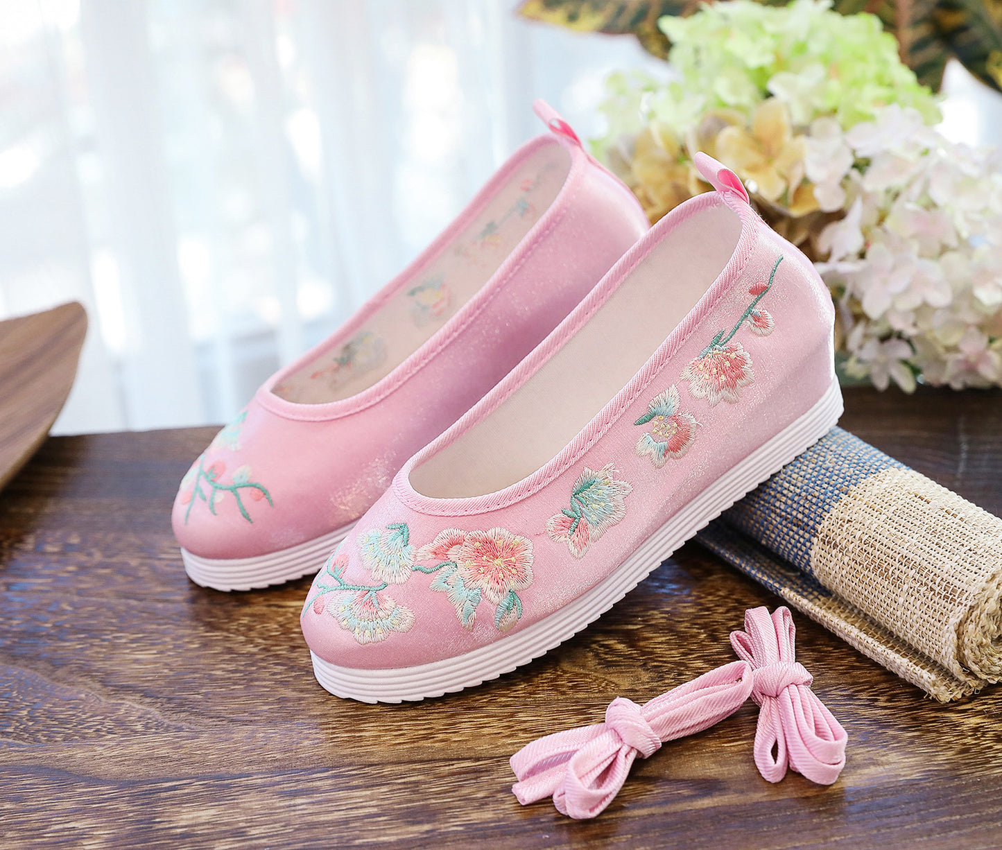 Spring And Autumn Antique Student Embroidered Cotton Shoes