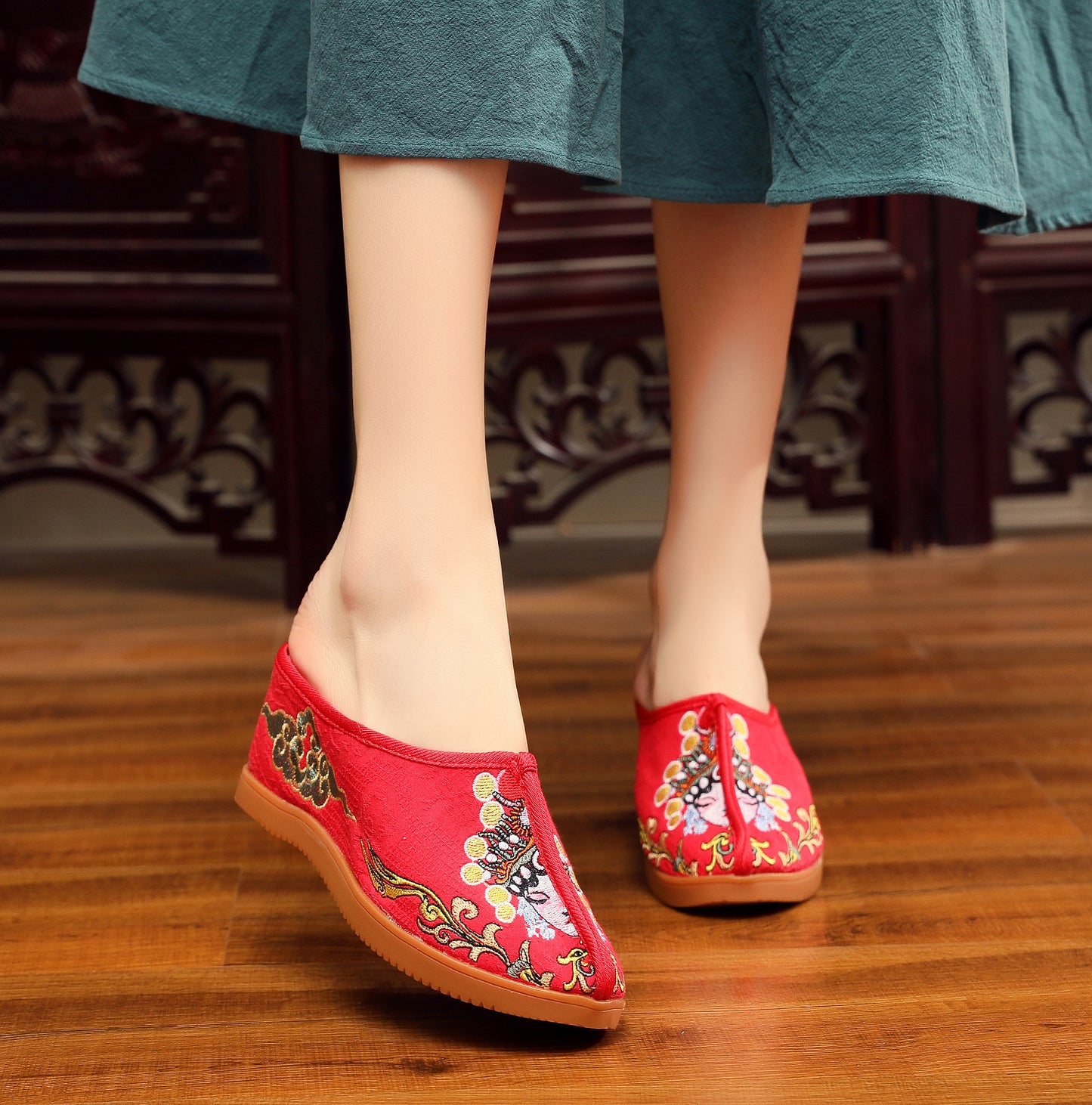 Women's Ethnic Style High-heeled Embroidered Slippers
