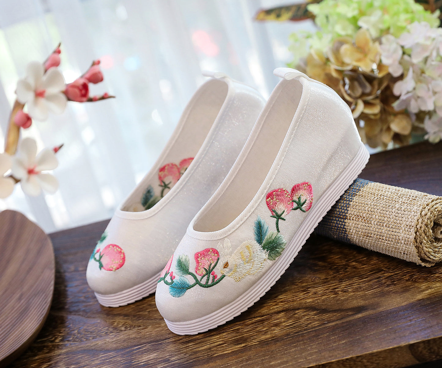 Spring And Autumn Antique Student Embroidered Cotton Shoes