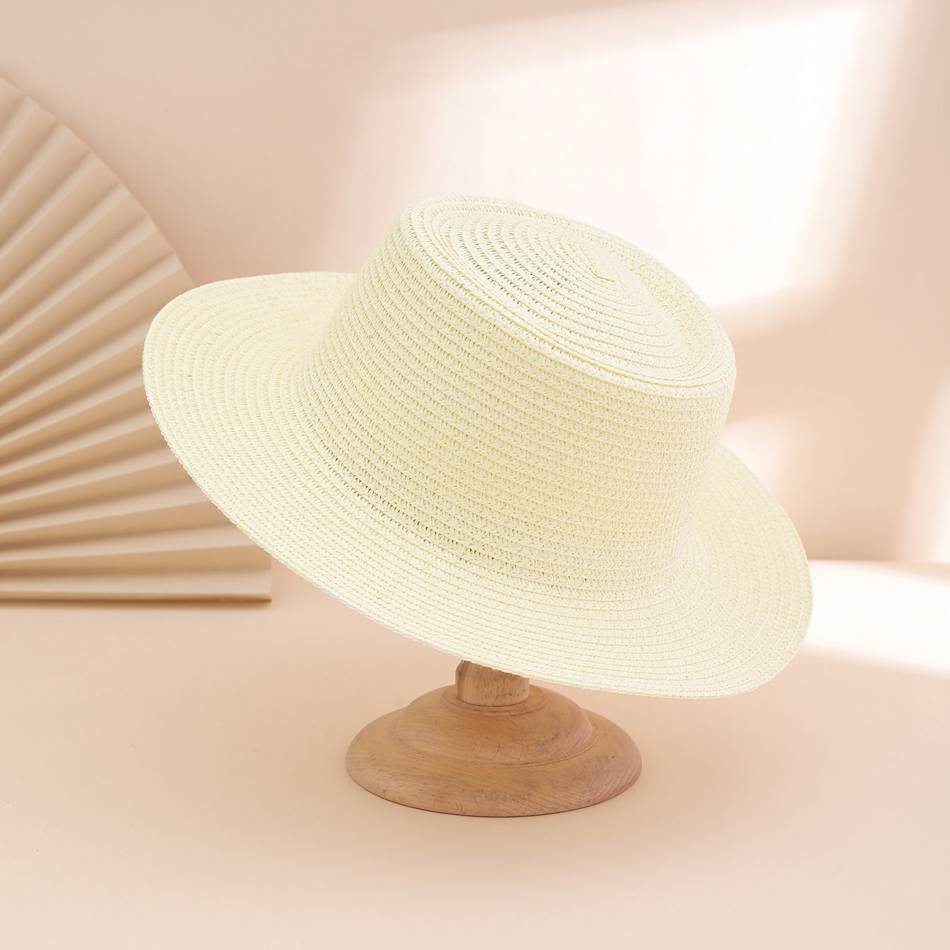 Stylish And Versatile Sun Hat For Ladies, Featuring A Solid Color Broad Brim And Foldable Concave Top. Perfect For Outdoor Travel, Beach Vacations.