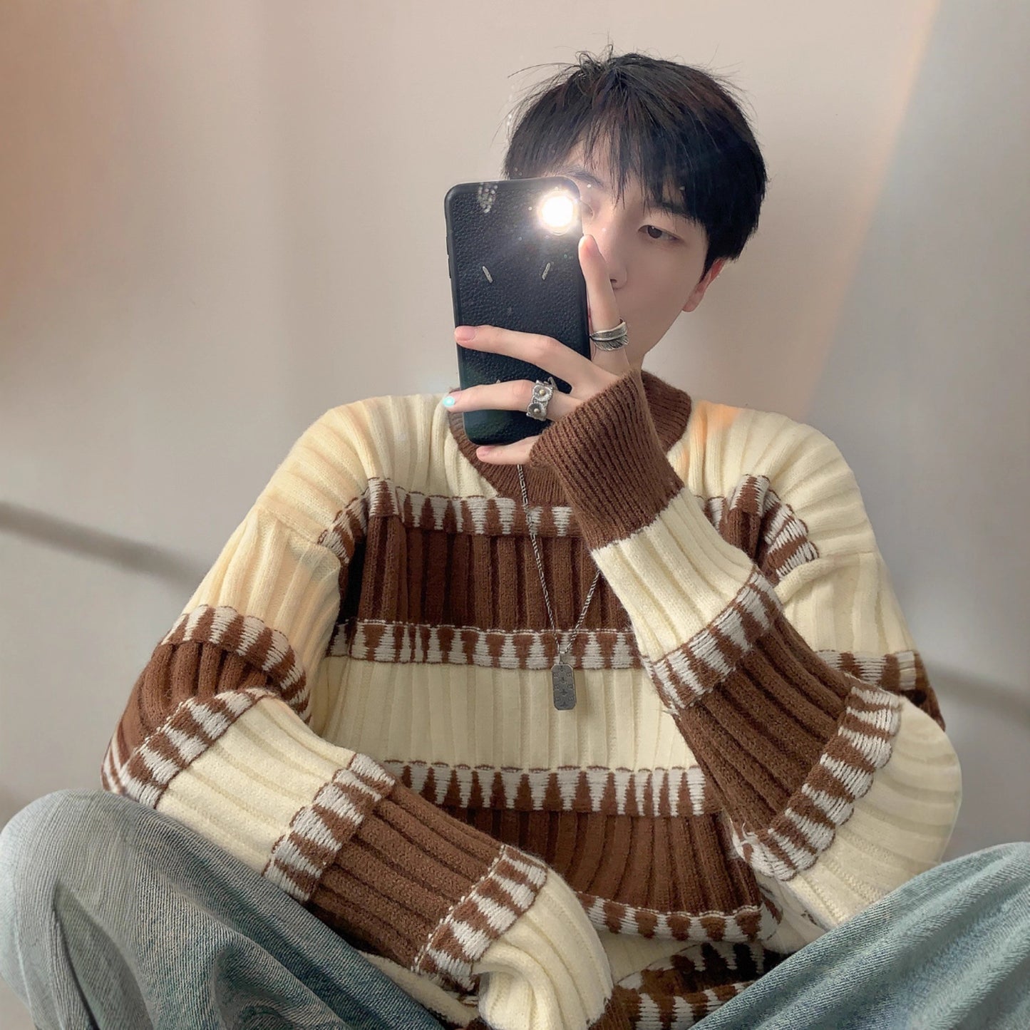 Stribet sweater med kontrastfarver i japansk retrostil