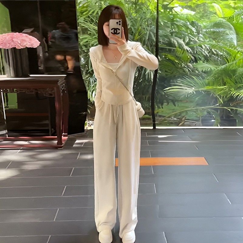 Fashionable Slimming Youthful Sportswear For Women