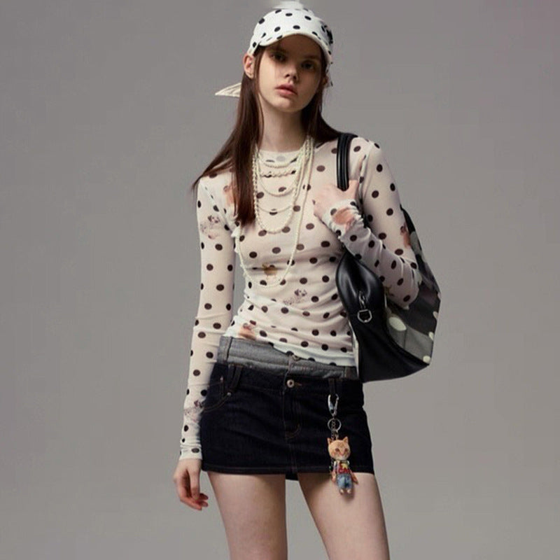 Alsidig top med dyre- og polkaprikket mønster, lange ærmer og defineret talje