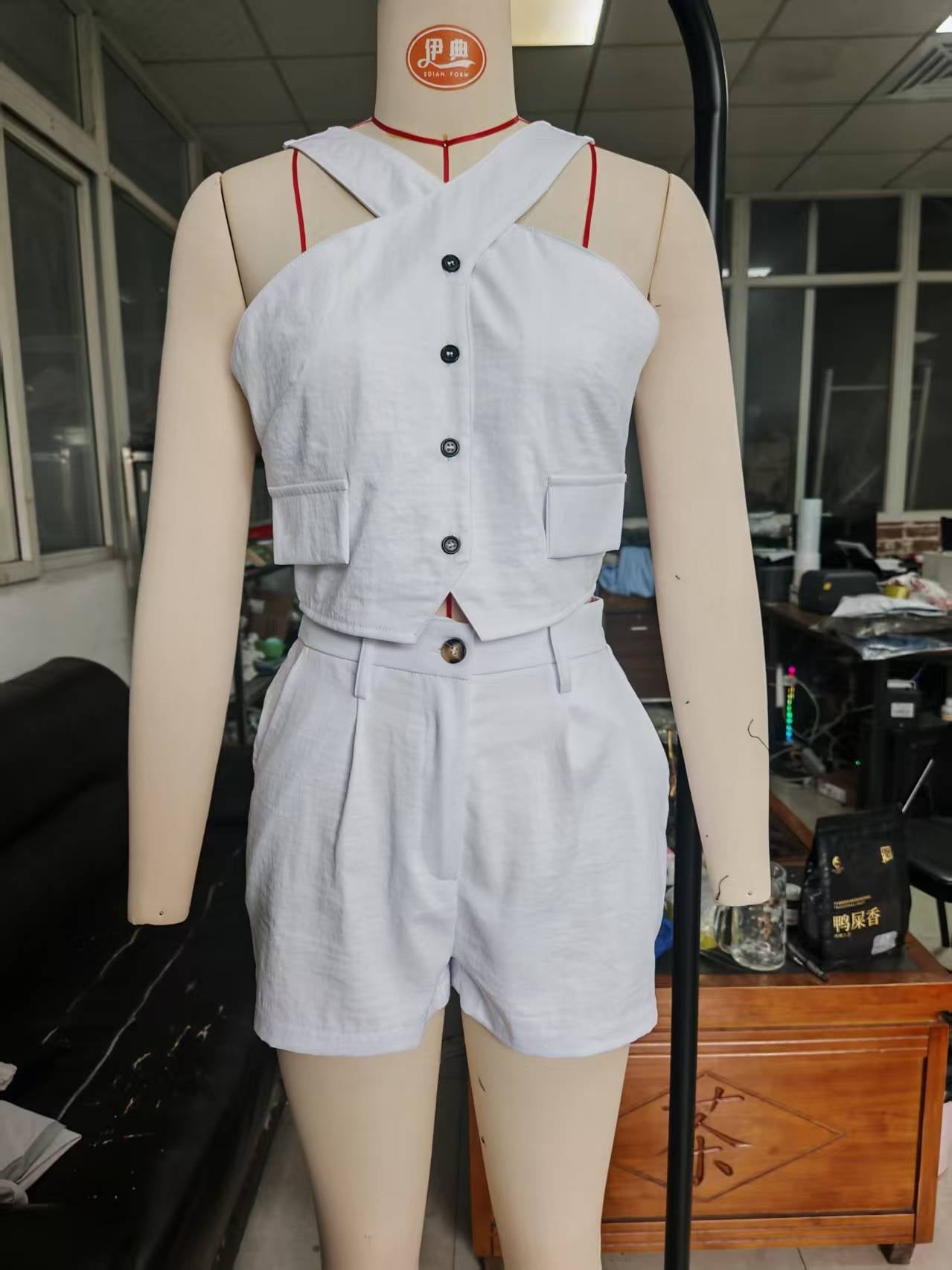 Sleeveless Halter-neck Casual Top Paired With Fashionable Shorts Set