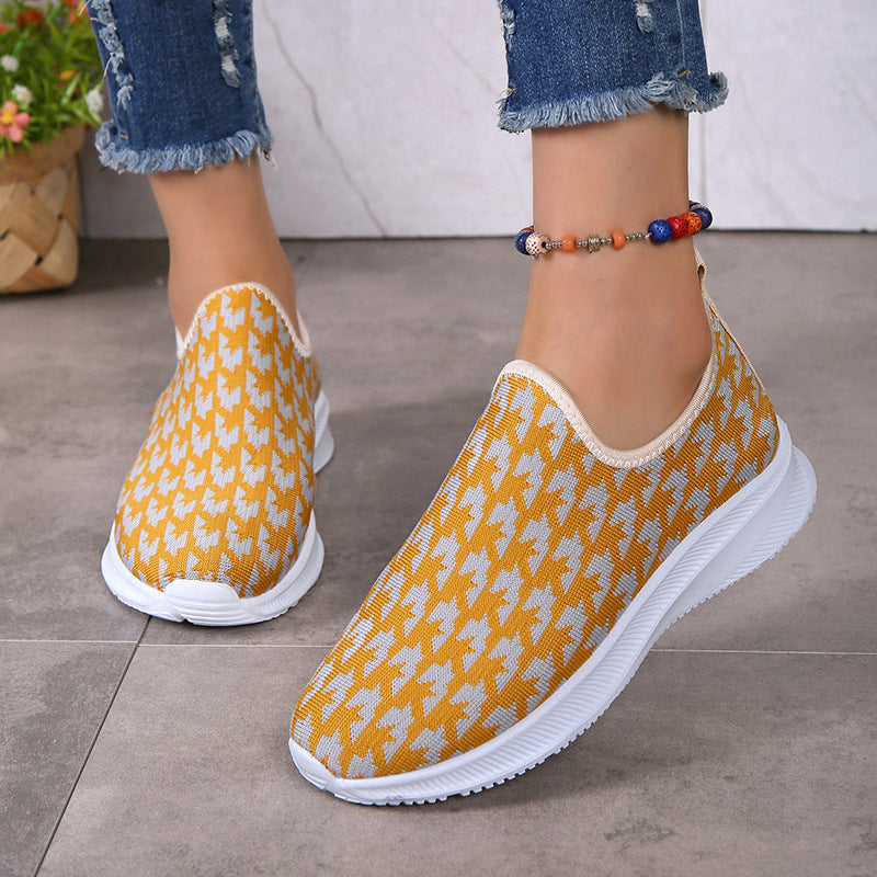 Houndstooth-mønstrede sneakers med rund snude og mesh-flade sko