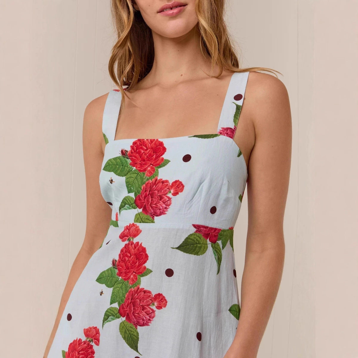 Afslappet, moderigtig og unik kjole med blomsterprint