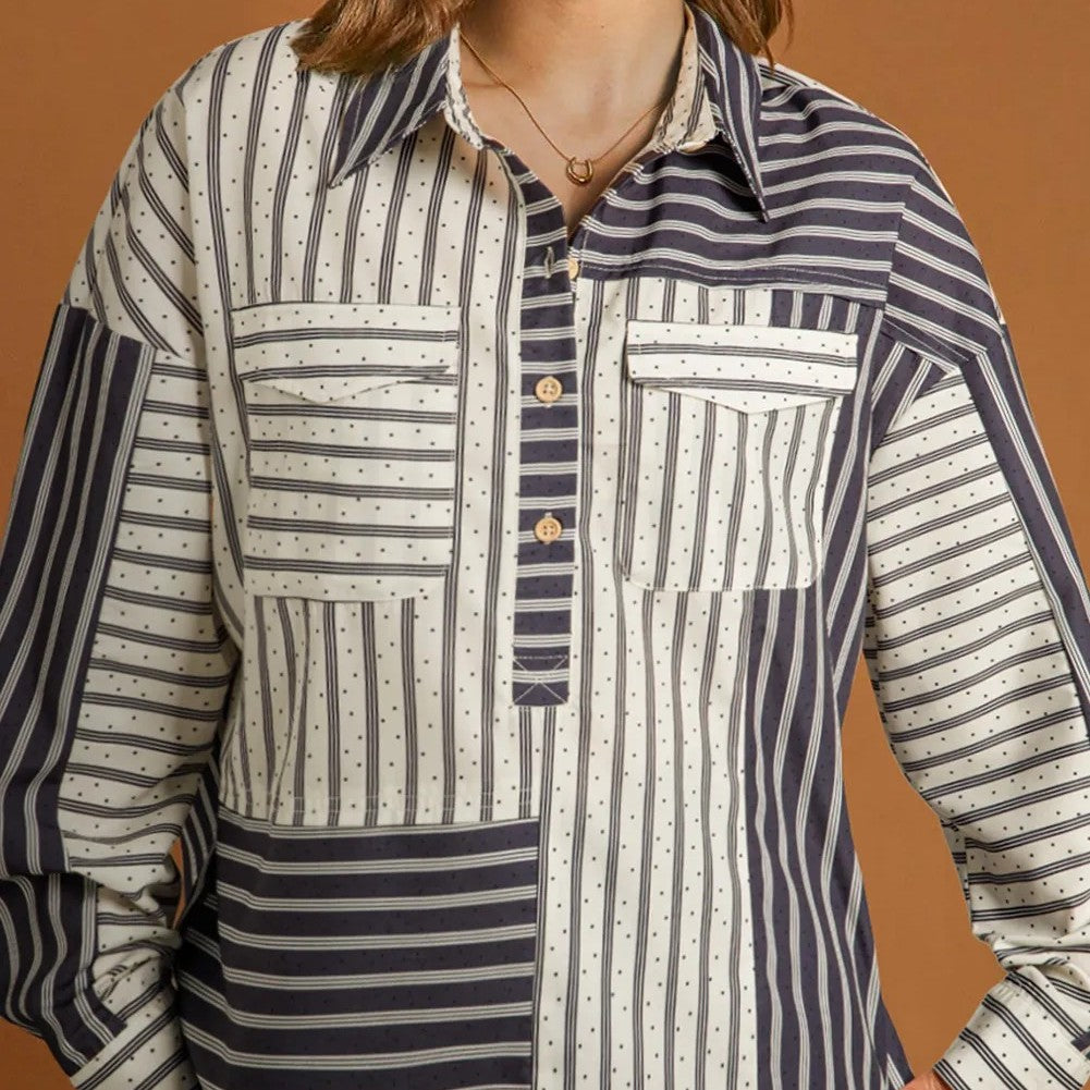 Sortstribet tofarvet patchwork bluse med halvlange knapper og brystlommer