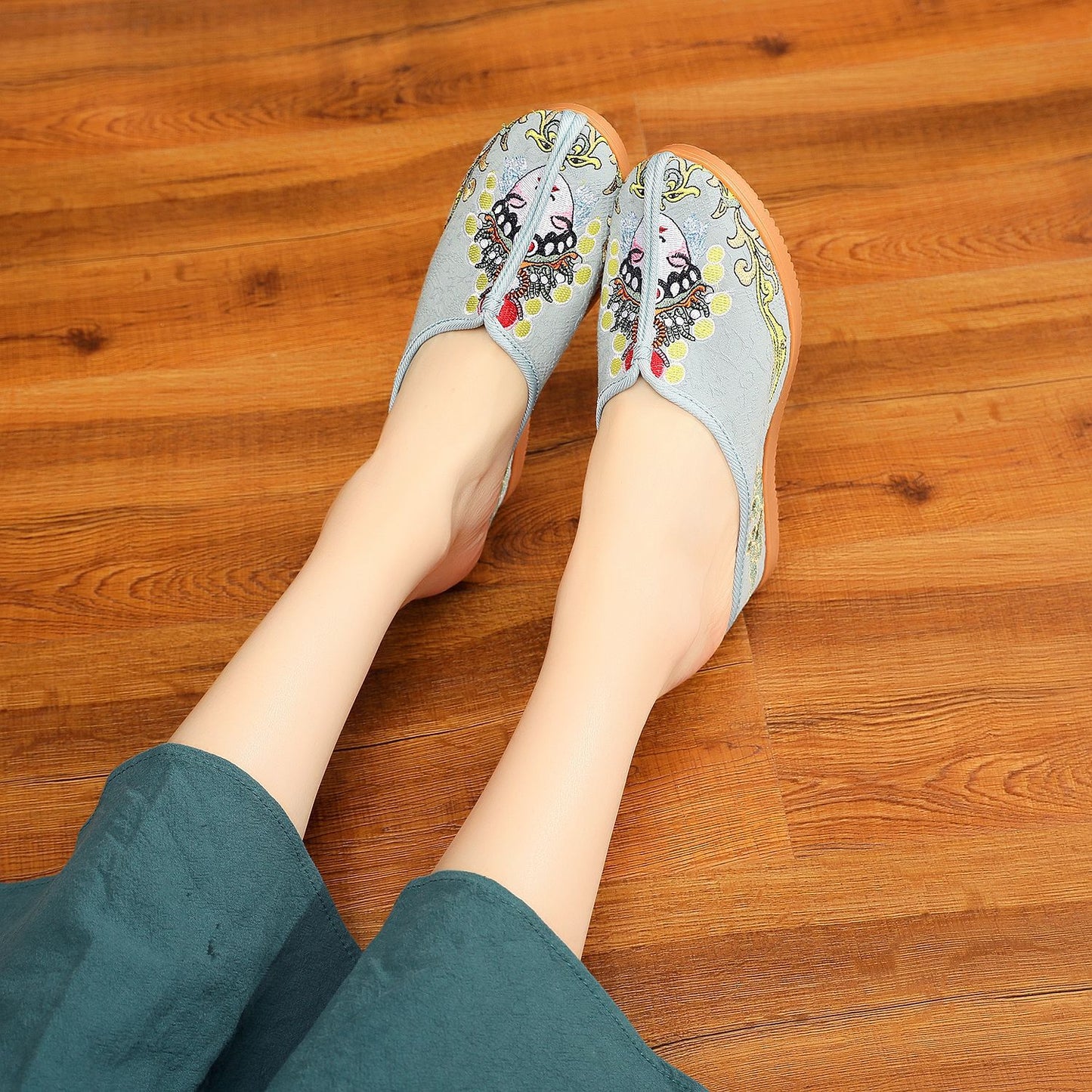 Women's Ethnic Style High-heeled Embroidered Slippers