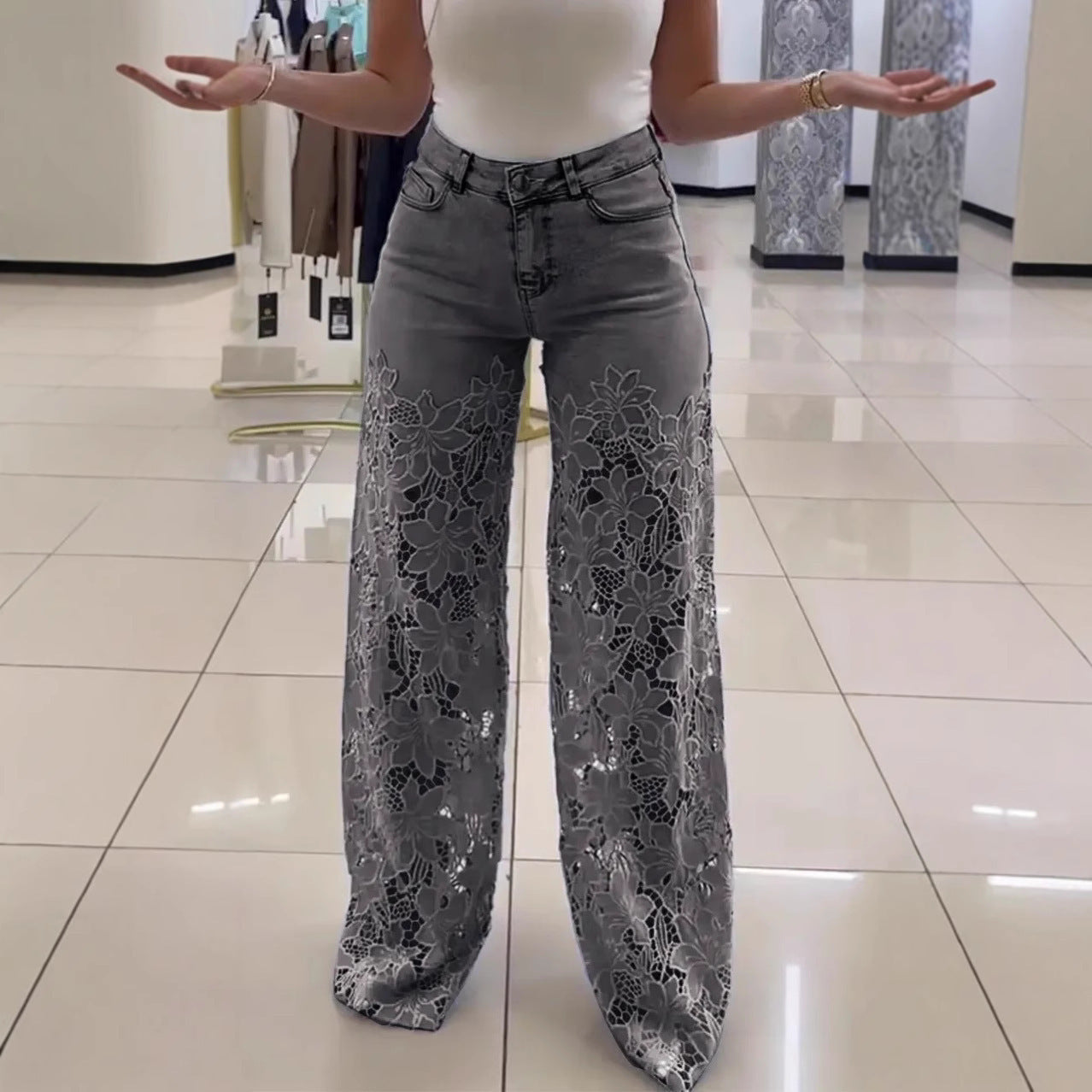 Moderigtige patchwork-denimjeans til kvinder med gennembrudte blondedetaljer