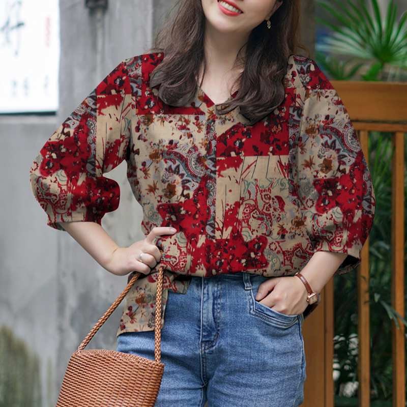 Womens Stylish V-neck Top With Three-quarter-length Sleeves Featuring A Printed Design