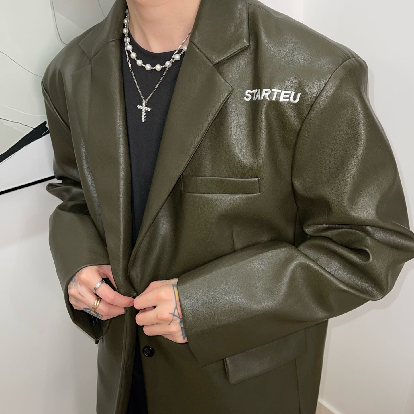 High-quality Embroidered Retro Pu Leather Shoulder Pad Suit