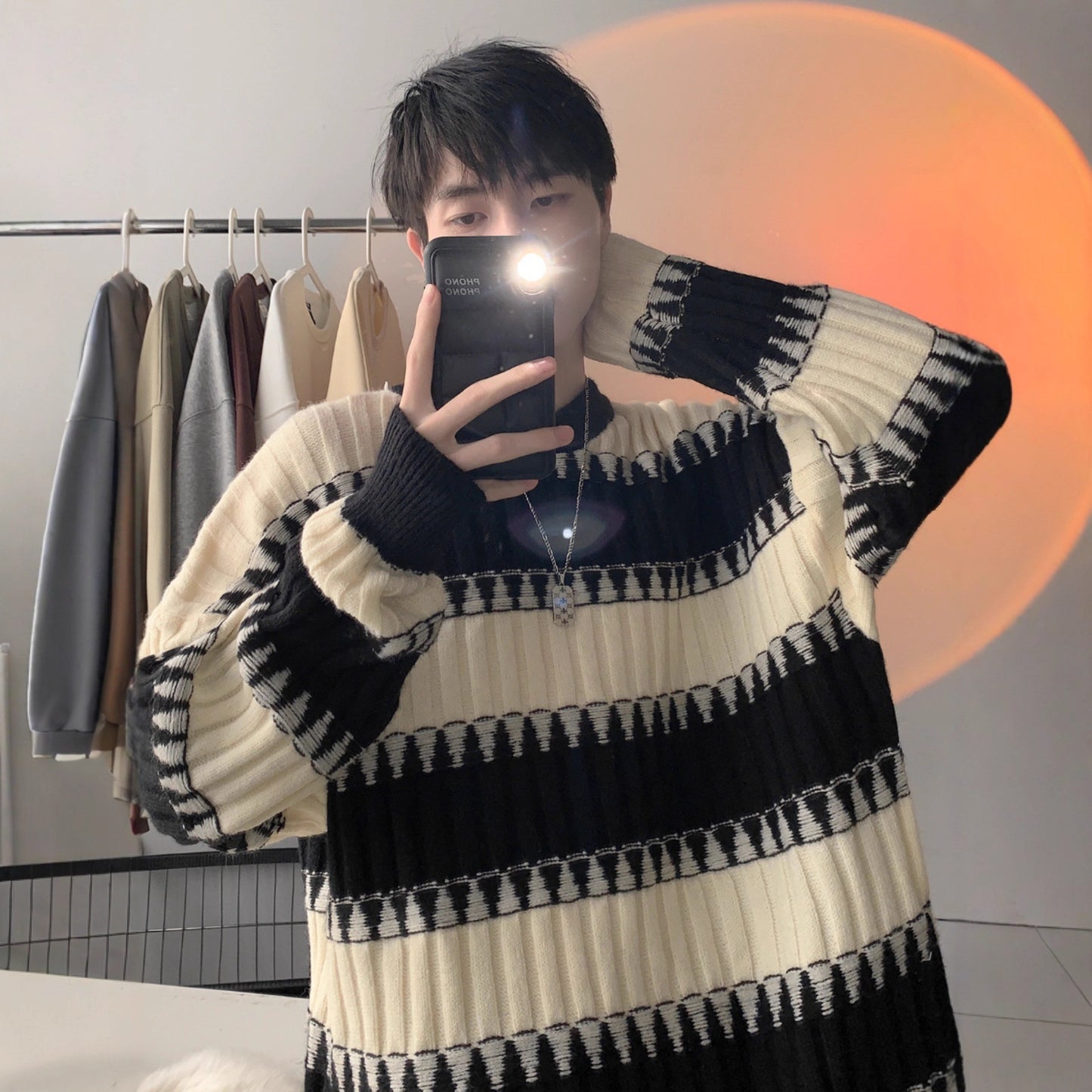 Stribet sweater med kontrastfarver i japansk retrostil
