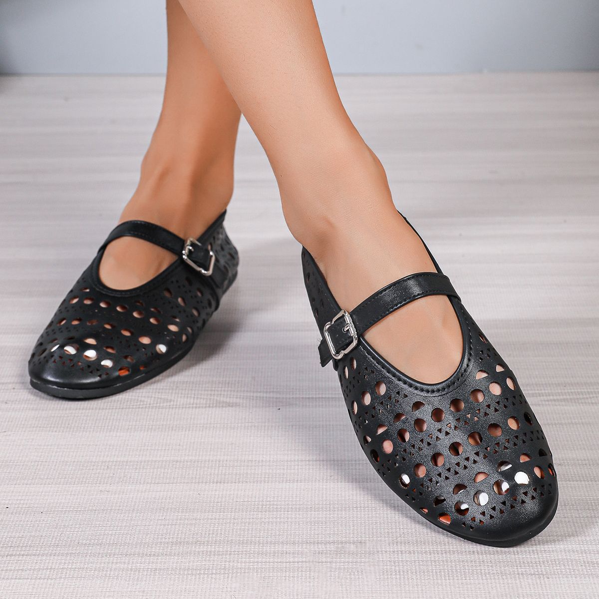 Women's Low-cut Buckle Hollow-out Round Toe Flat Shoes