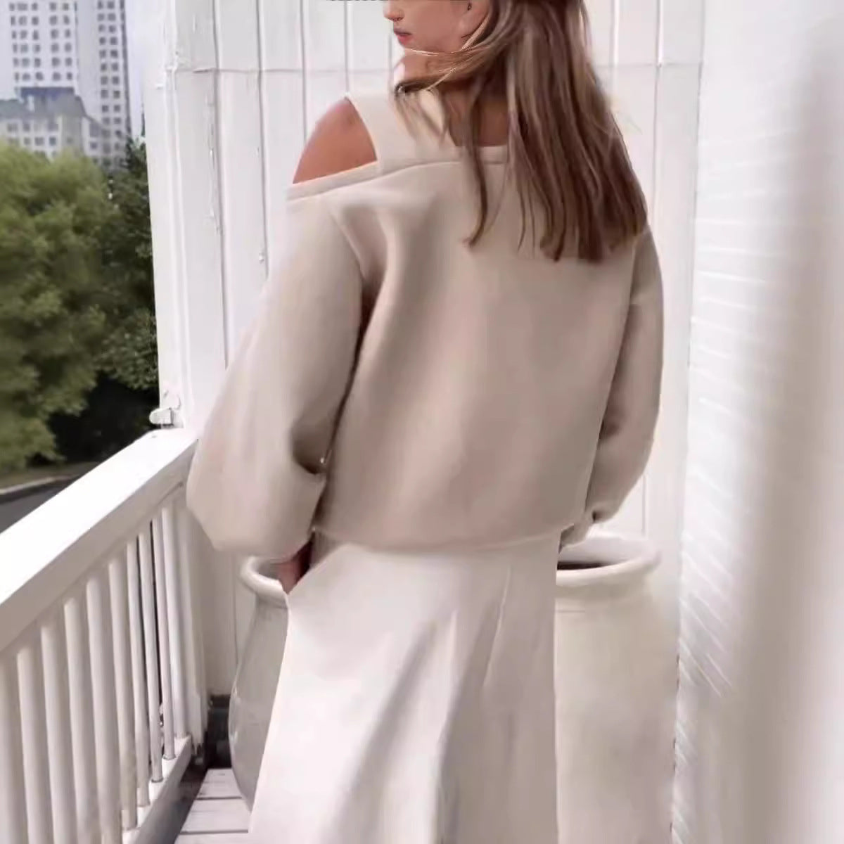 Leisure Off-shoulder Loose Long Sleeve Fleece-lined Bathroom