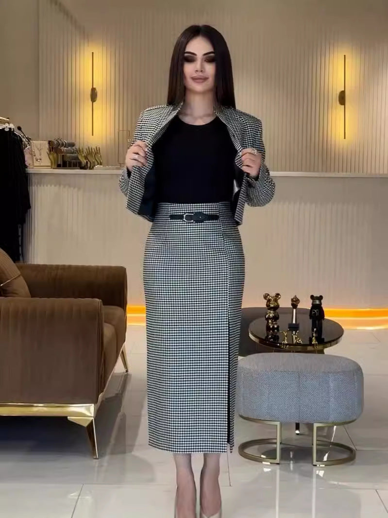 This Fashionable Womens Two-piece Set Includes A Well-tailored Piece