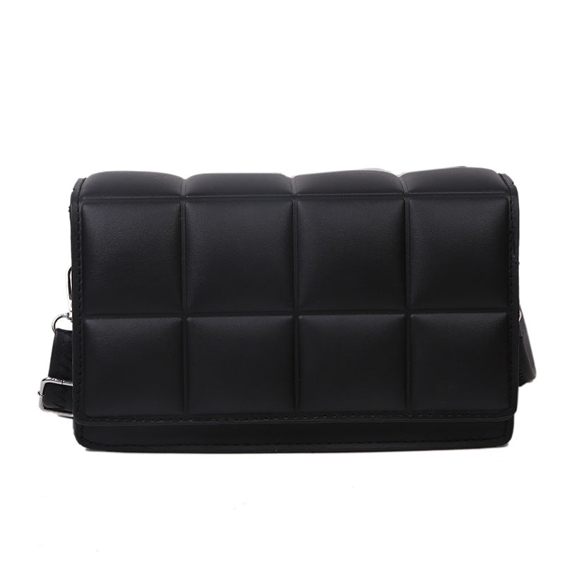 En lille firkantet taske med en skulderrem og crossbody-funktion