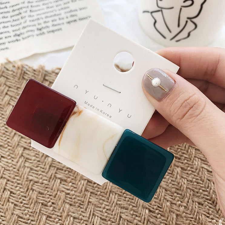 Contrasting geometric square hairpin