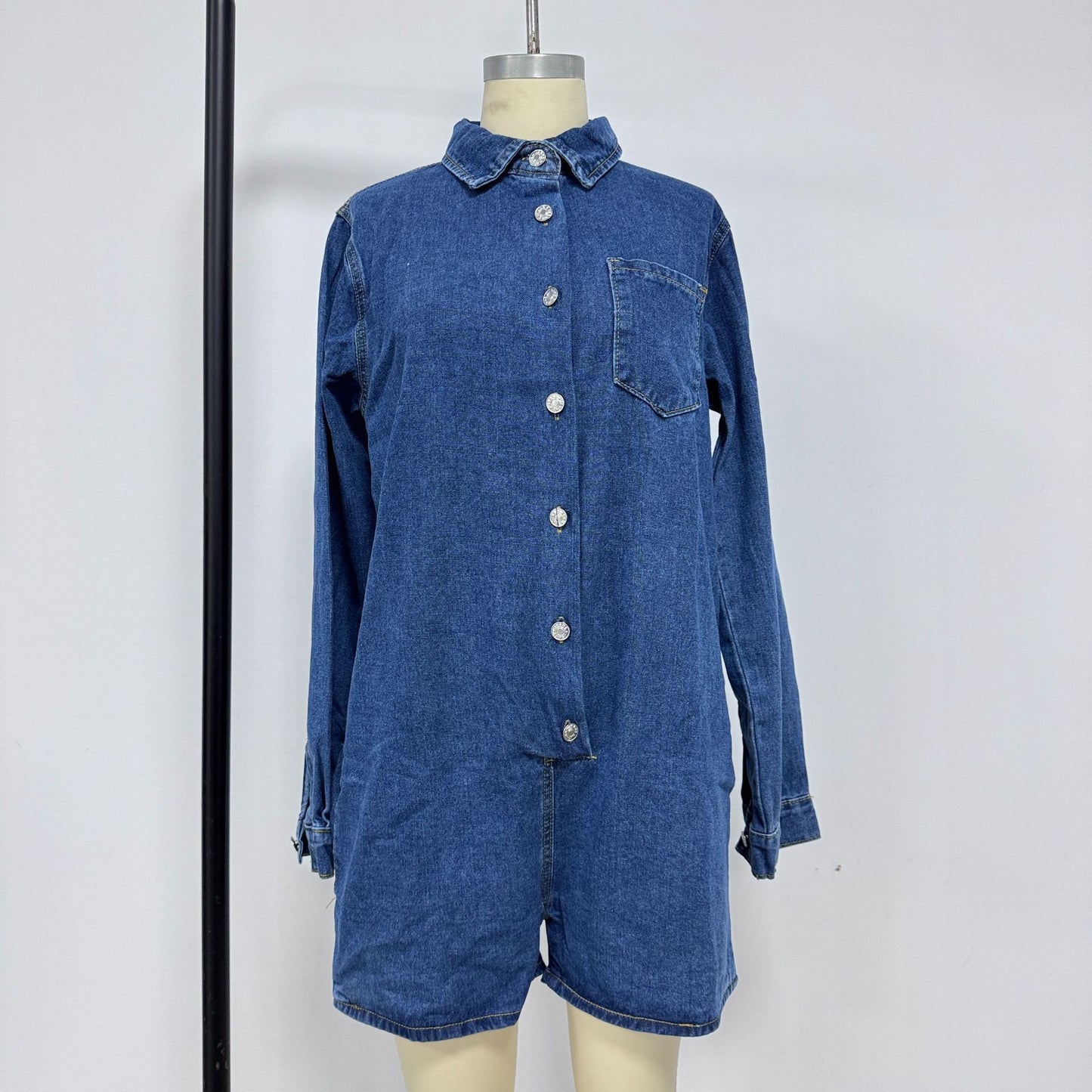 Retro-style Relaxed-fit Womens Top With A Turn-down Collar And Buttons