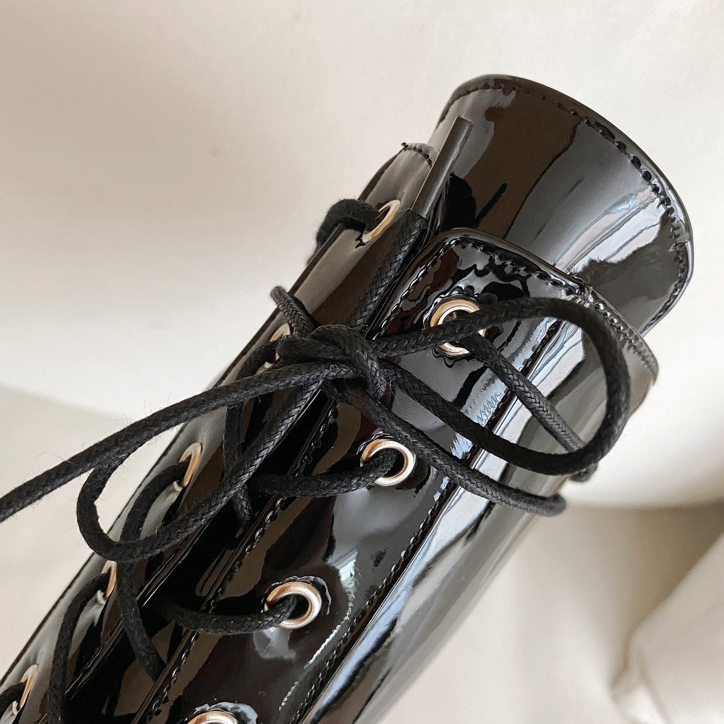 Large size lacquered front lace-up thick heel boots