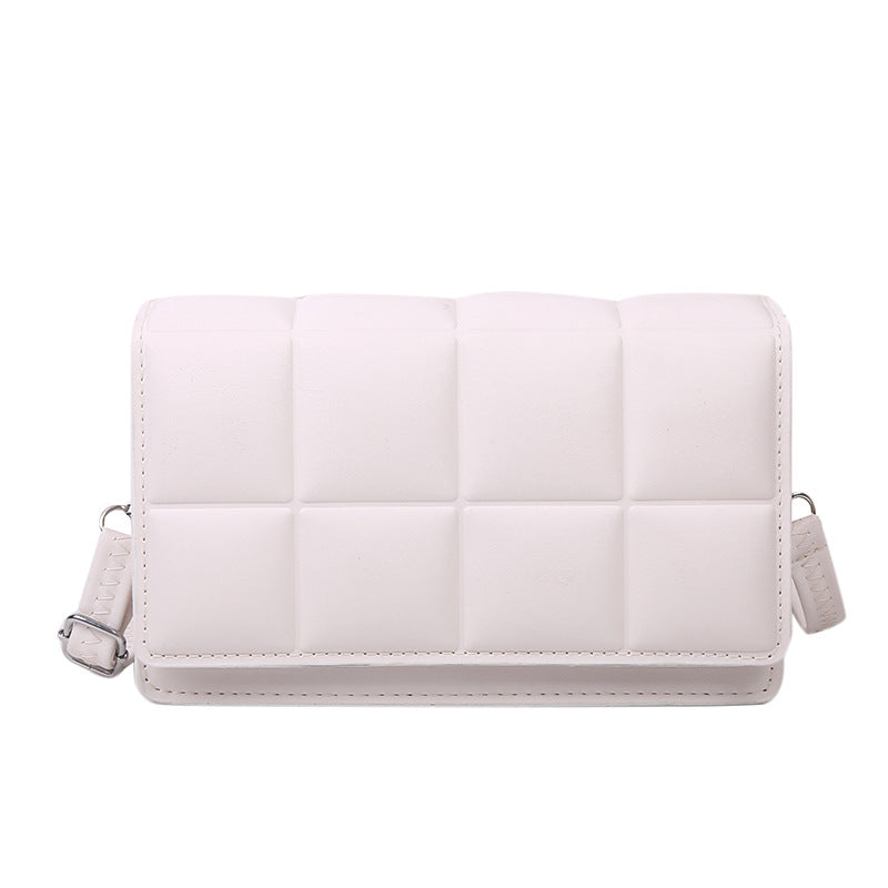 En lille firkantet taske med en skulderrem og crossbody-funktion