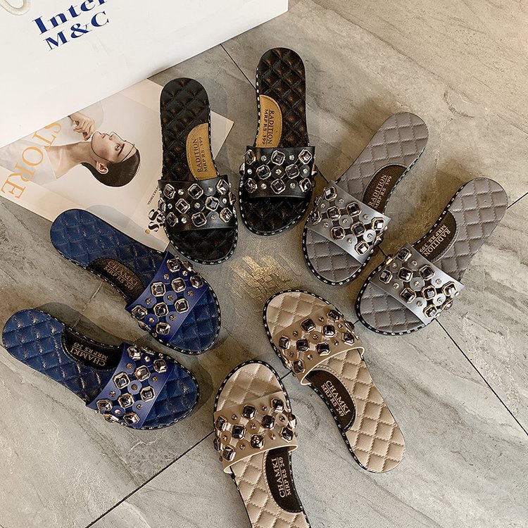 Rivet-shaped flat sandals