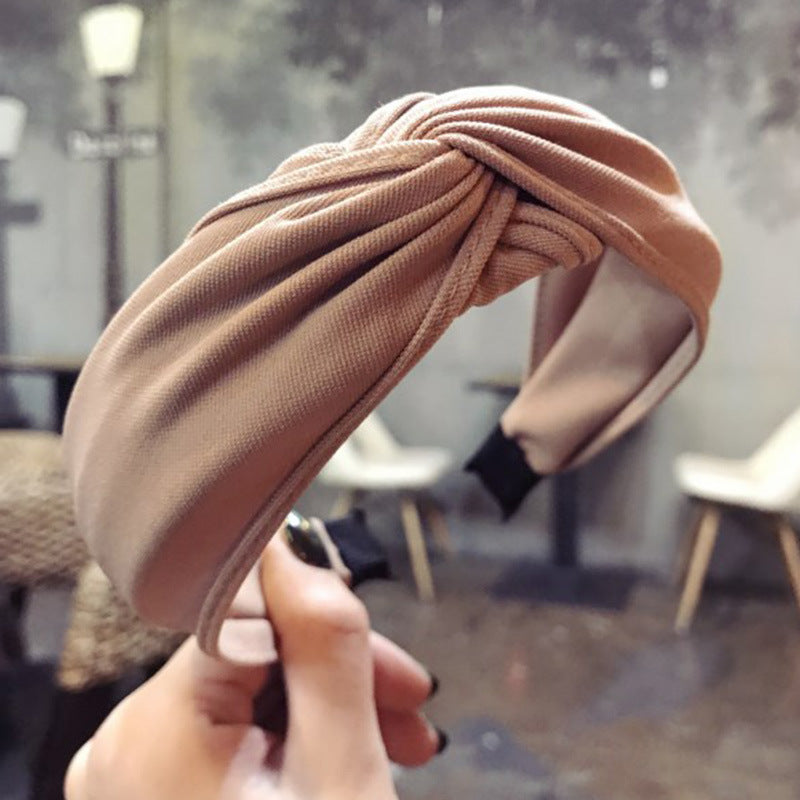 Wide-sided cross-knotted headband
