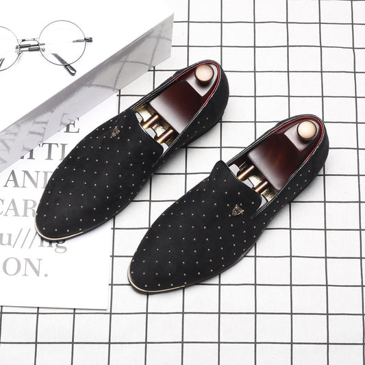 Pointed rivet leather shoes