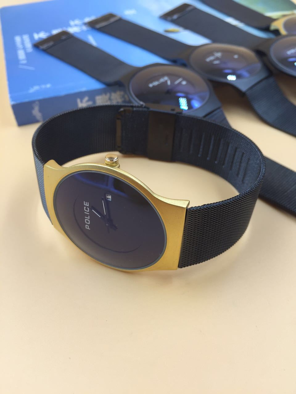 Quartz watch with double safety buckle