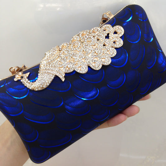 Diamantbesat påfuglelæder-clutch med magiske farver