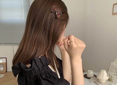 Small hairpin with bow