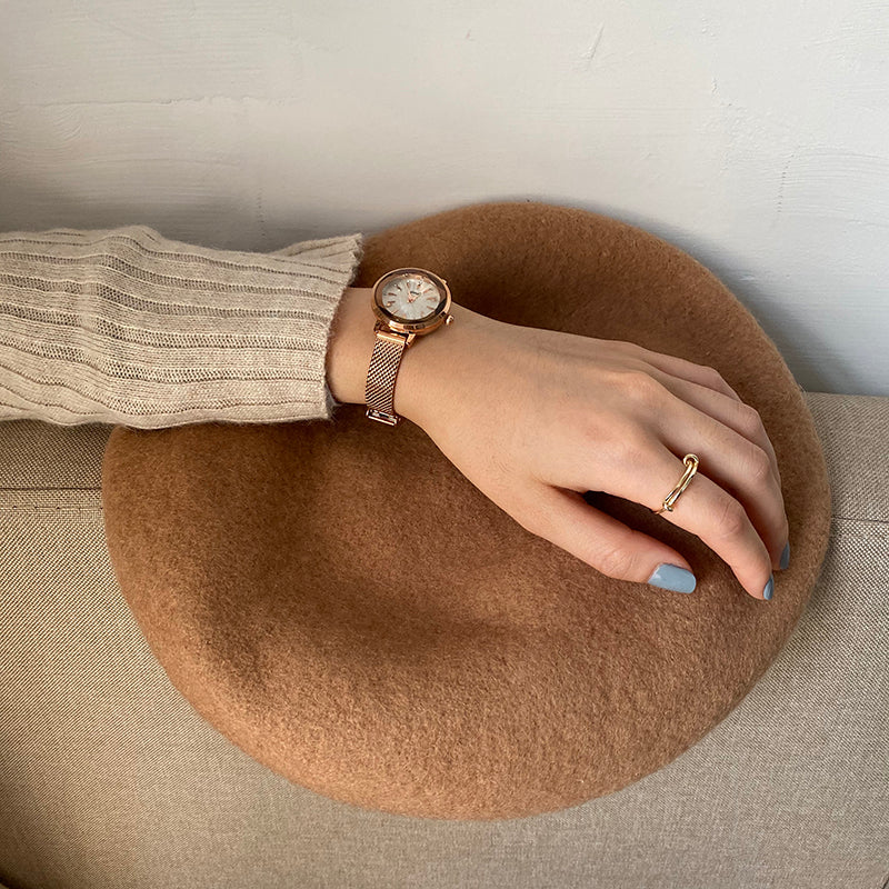 Elegant retro quartz watch