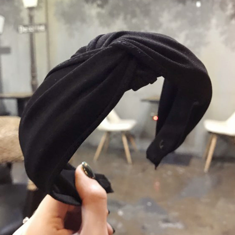 Wide-sided cross-knotted headband