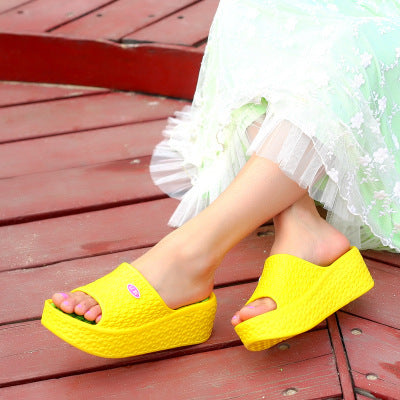 Women's fashion slippers with thick soles