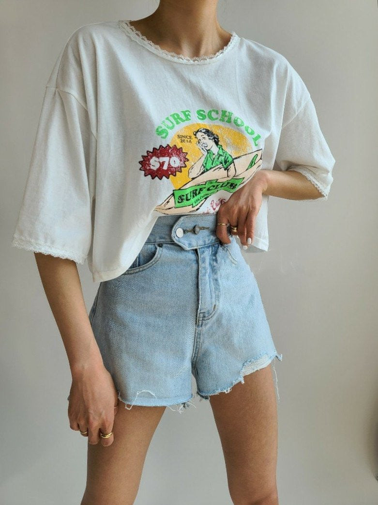 To knapper, slidte denimshorts