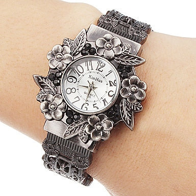 Embossed flower quartz watch