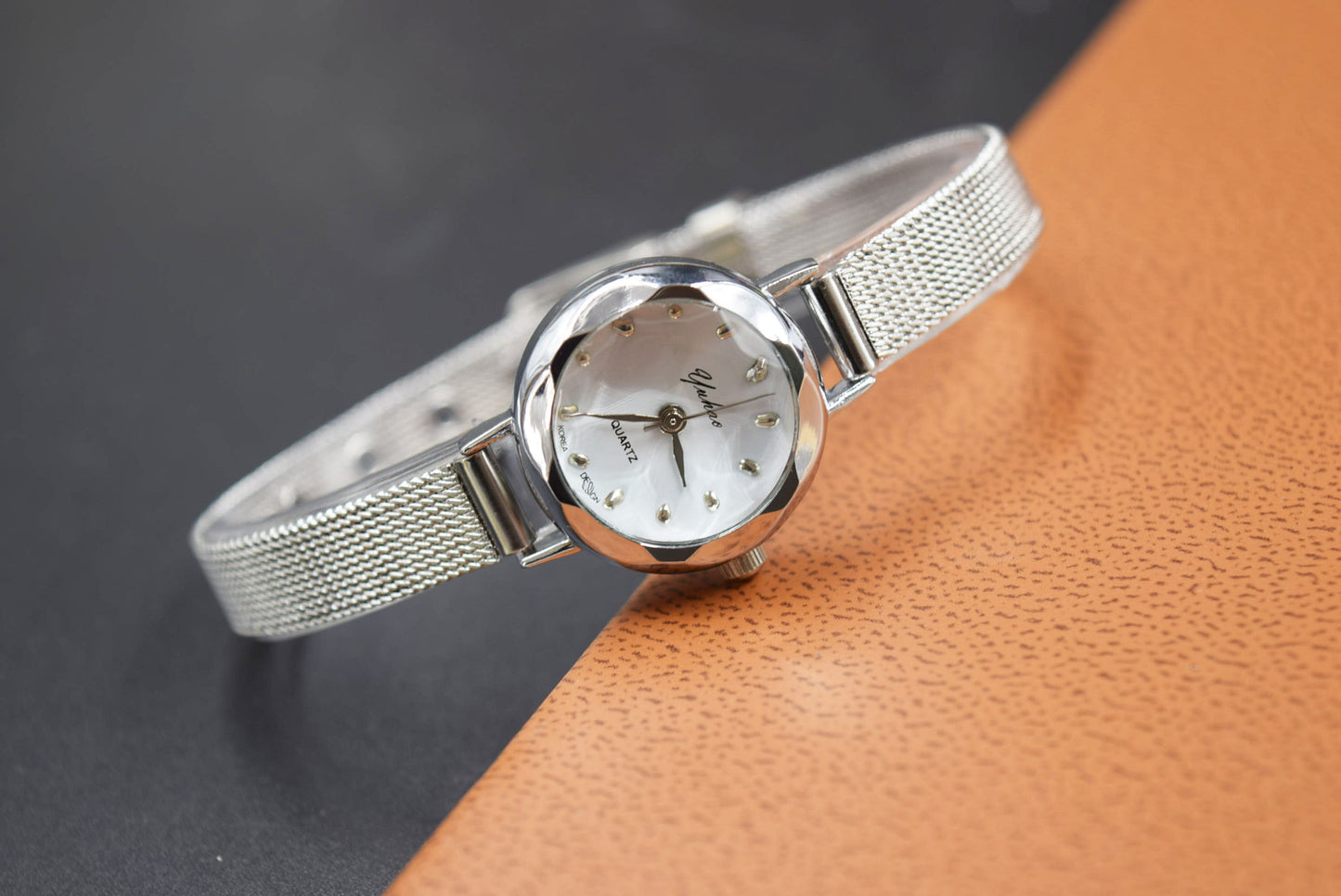 Small dial fine mesh with student quartz watch
