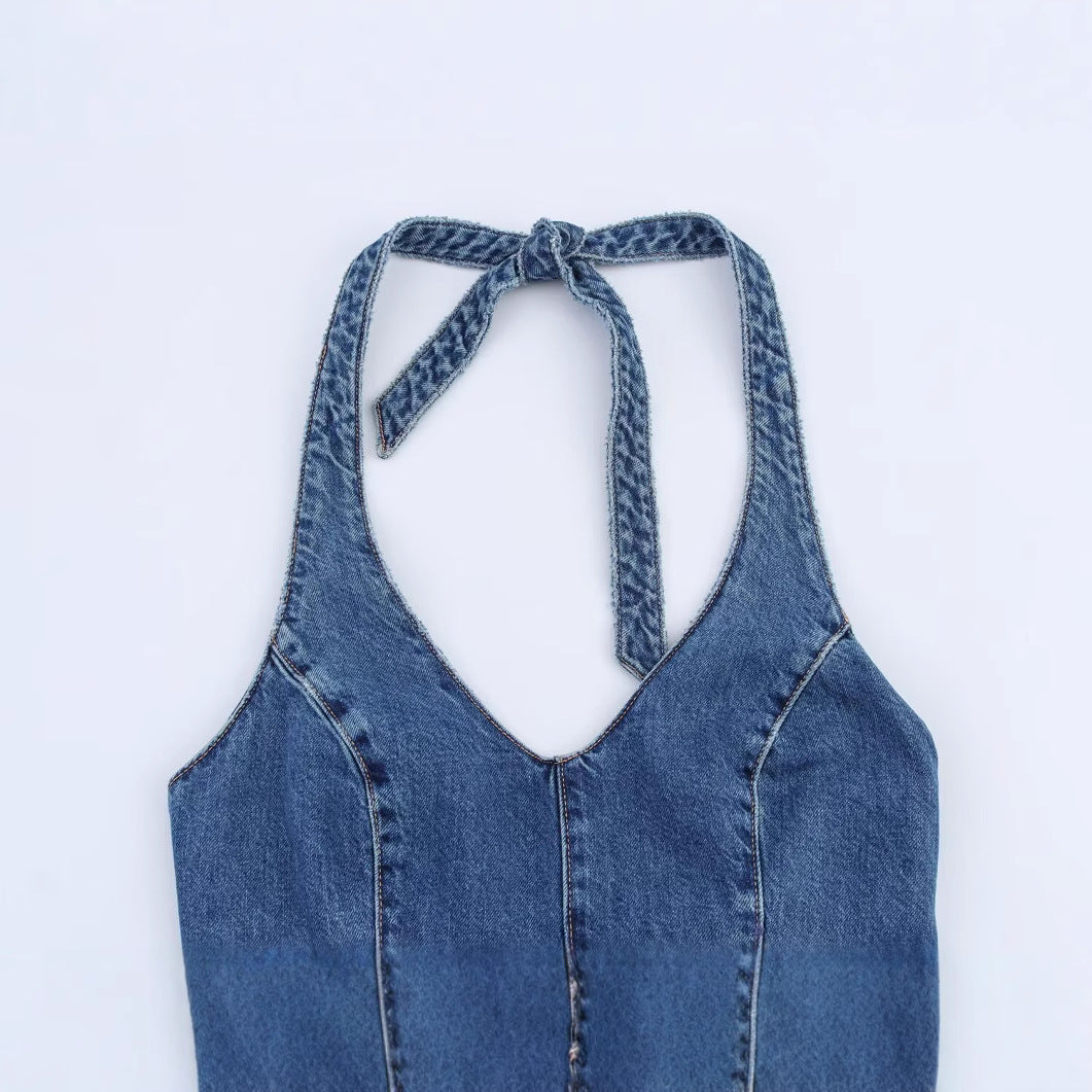 Denim jumpsuit til kvinder med V-udskæring, figursyet pasform og halterneck med åben ryg