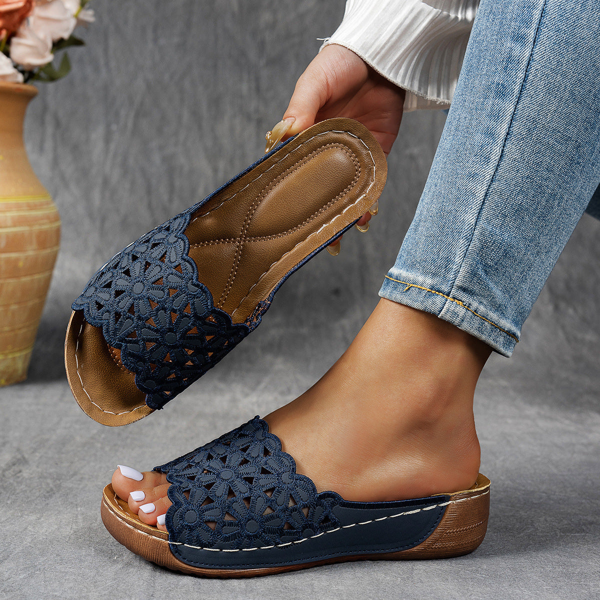 New Flower Cutout Women's Outer Wedge Beach Slippers