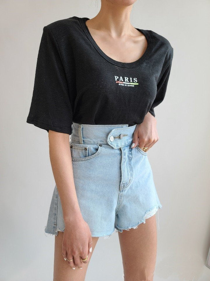 To knapper, slidte denimshorts