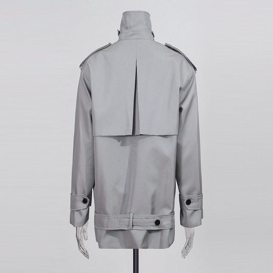 Stilfuld dobbeltradet cropped trenchcoat til kvinder
