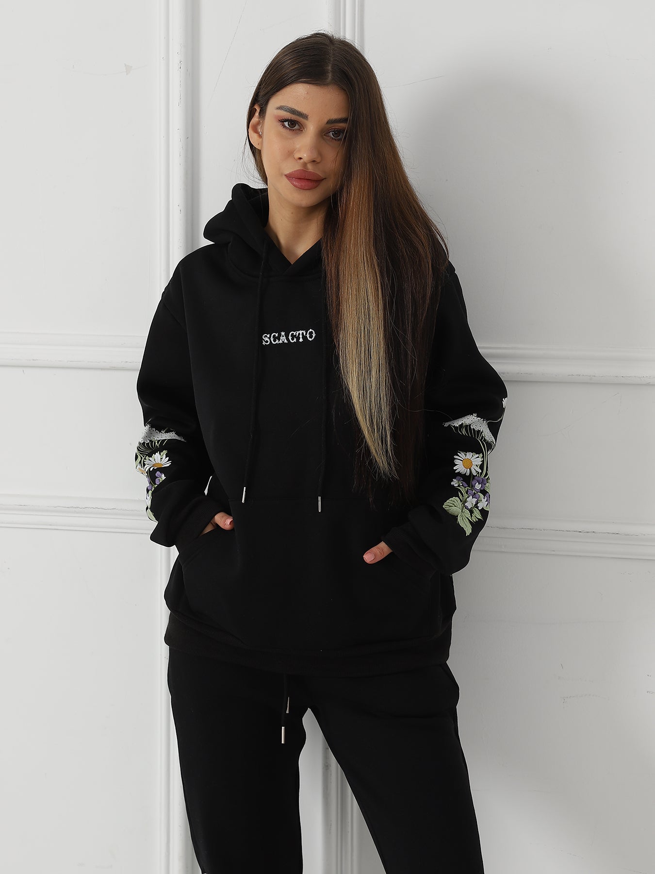 Ensfarvet sweatshirt med blomsterprint og lange ærmer til kvinder