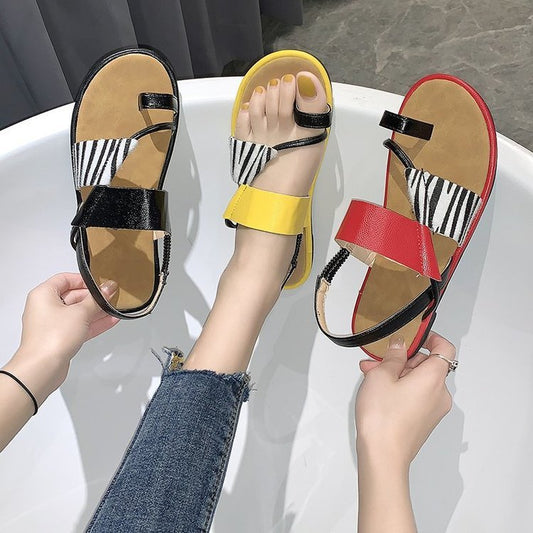 Komfortable flade sandaler med åben tå og farveblok