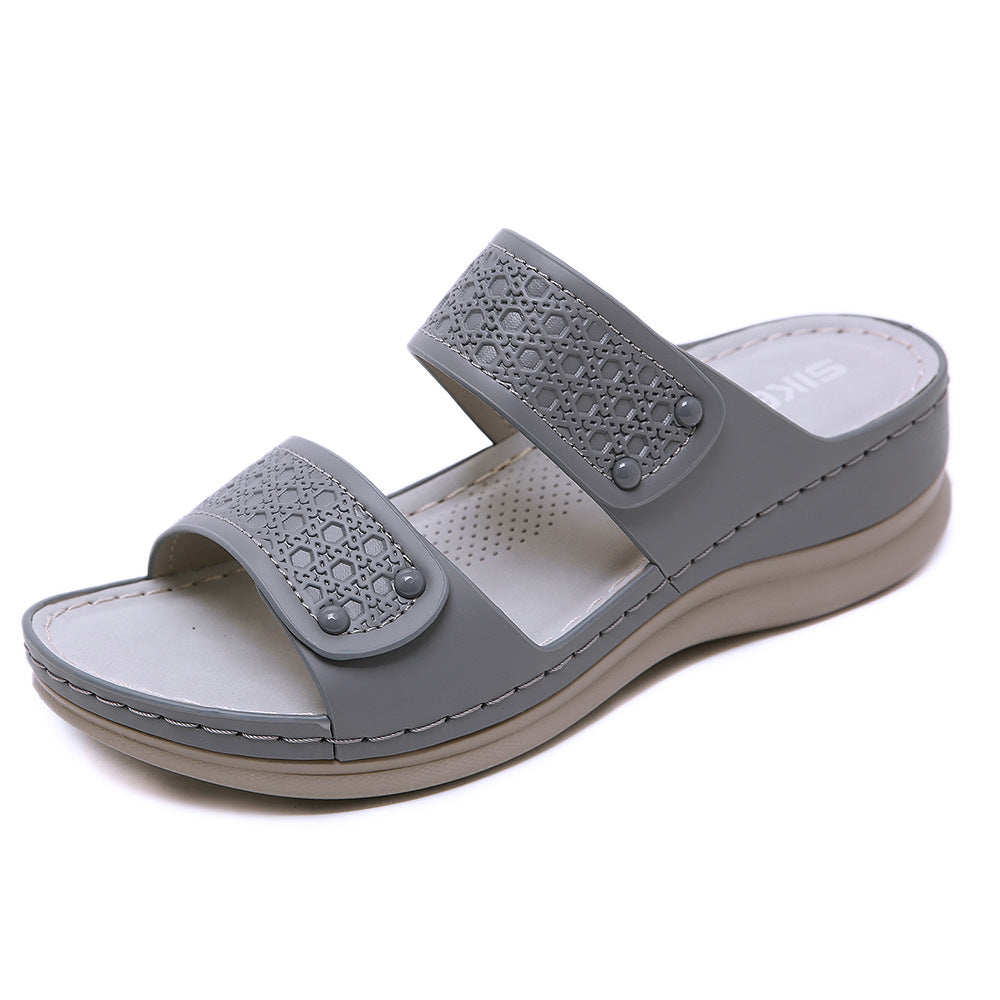 Oversized kilehæl slipper med prægede nitter