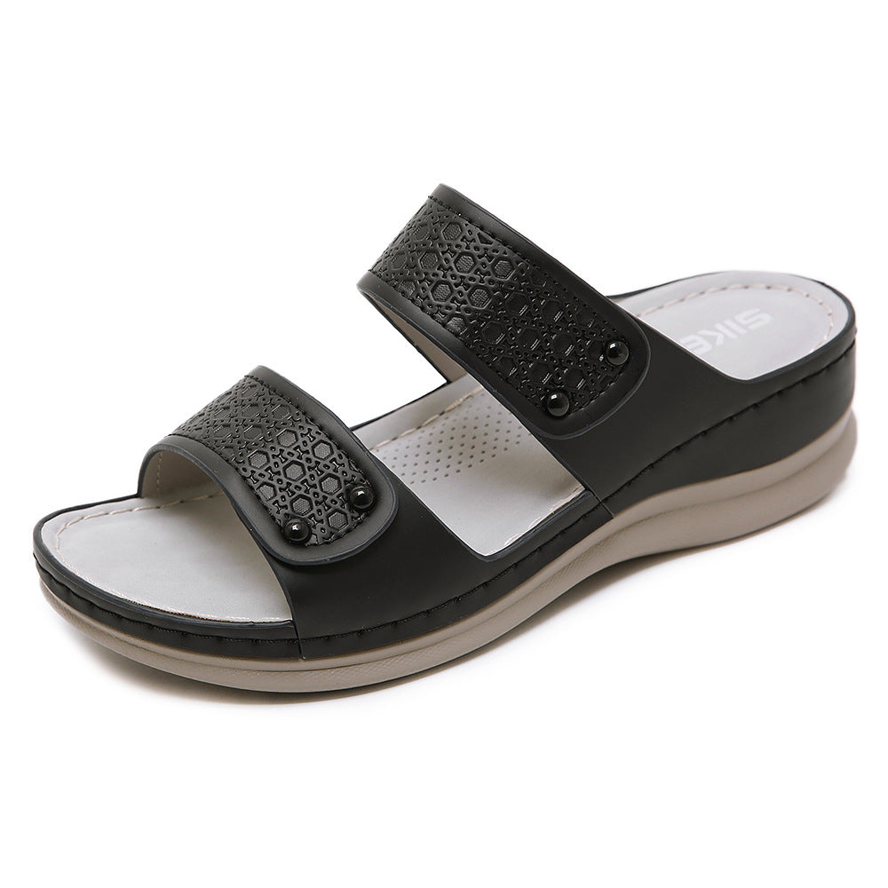 Oversized kilehæl slipper med prægede nitter
