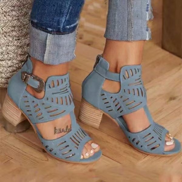 Sandal med kilehæl, udskæring og spændelukning bagpå